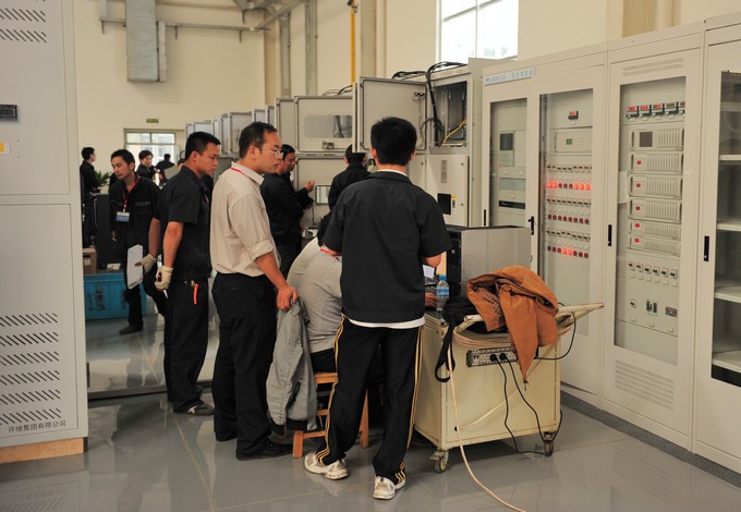 许继集团公司第一台电动汽车电池箱更换设备成